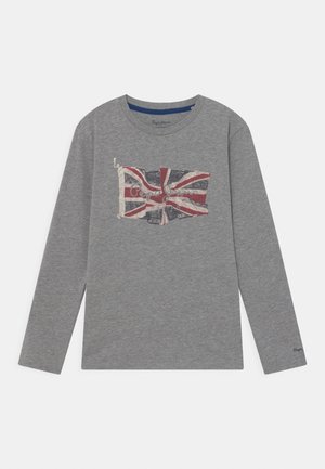 Grå langærmet skjorte med et slidt Union Jack-flag og "Pepe Jeans"-logo trykt på brystet.