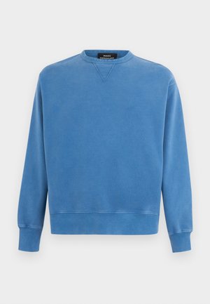 Απλό μπλε φούτερ με στρογγυλή λαιμόκοψη, μακριά μανίκια και ριμπ στα μανίκια, το γιακά και το κάτω μέρος, σε λευκό φόντο.