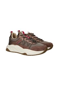 Baskets de sport marron en matériaux mesh et daim, avec des accents texturés et une semelle contrastée blanche et marron. Elles sont dotées de lacets multicolores.