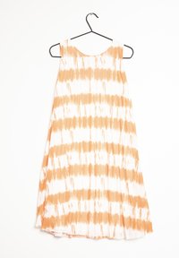 Bezramínkové šaty s kulatým výstřihem, vyrobené z bílé látky s oranžovými vodorovnými pruhy a volným, splývavým designem.