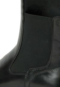 Schwarze Leder-Ankelstiefel mit elastischen Seitenpanelen, runder Zehenform und dezenten Steppdetails für Flexibilität und Tragekomfort.
