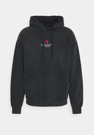 Sudadera negra con capucha y bolsillo delantero, pequeño gráfico de una rosa roja y texto "SOUZIONE KAOTIKO" centrado en el pecho.