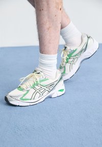 Unselected, cream/bamboo