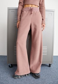 Nike Sportswear - SPORTSWEAR PHOENIX PLUSH - Trainingsbroek - smokey mauve Miniatuurafbeelding 1