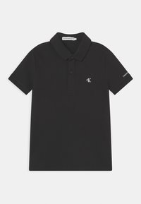 Camisa de polo negra hecha de algodón, con cuello clásico, tapeta de tres botones y logo bordado de Calvin Klein en el pecho.