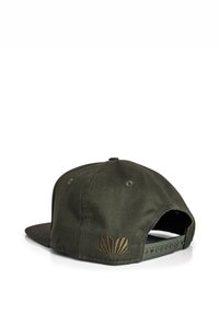 Cappellino da baseball verde scuro con visiera nera texturizzata, dotato di un logo a conchiglia dorato sul retro e chiusura regolabile a scatto.