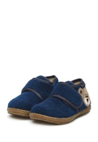 Niebieskie wełniane kapcie z rzepem i wzorem w postaci misia po boku. Miękka faktura i antypoślizgowa gumowa podeszwa.