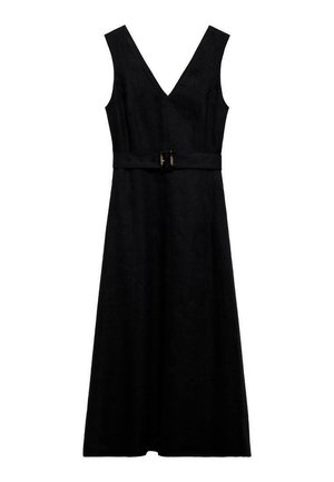 Robe noire sans manches avec col en V et taille ceinturée, tombant jusqu'au milieu du mollet sur fond blanc.