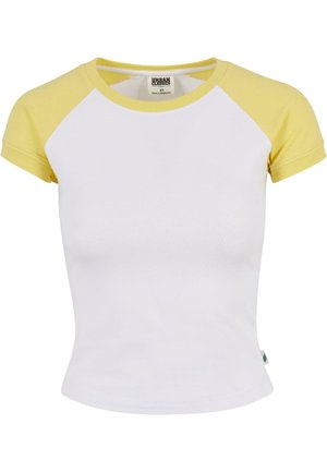 Hvit bomulls t-skjorte med gule raglan-ermer. Har rund hals og en tettsittende design. Merke synlig nederst til venstre.