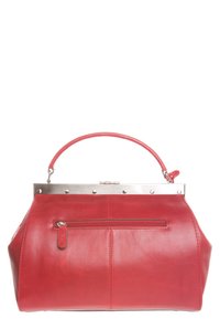 Punamustat nahkalaukku, jossa on selkeä muoto, yläkahva ja hopeinen solki. Sisältää takana olevan vetoketjupussin ja sileän pinnan.