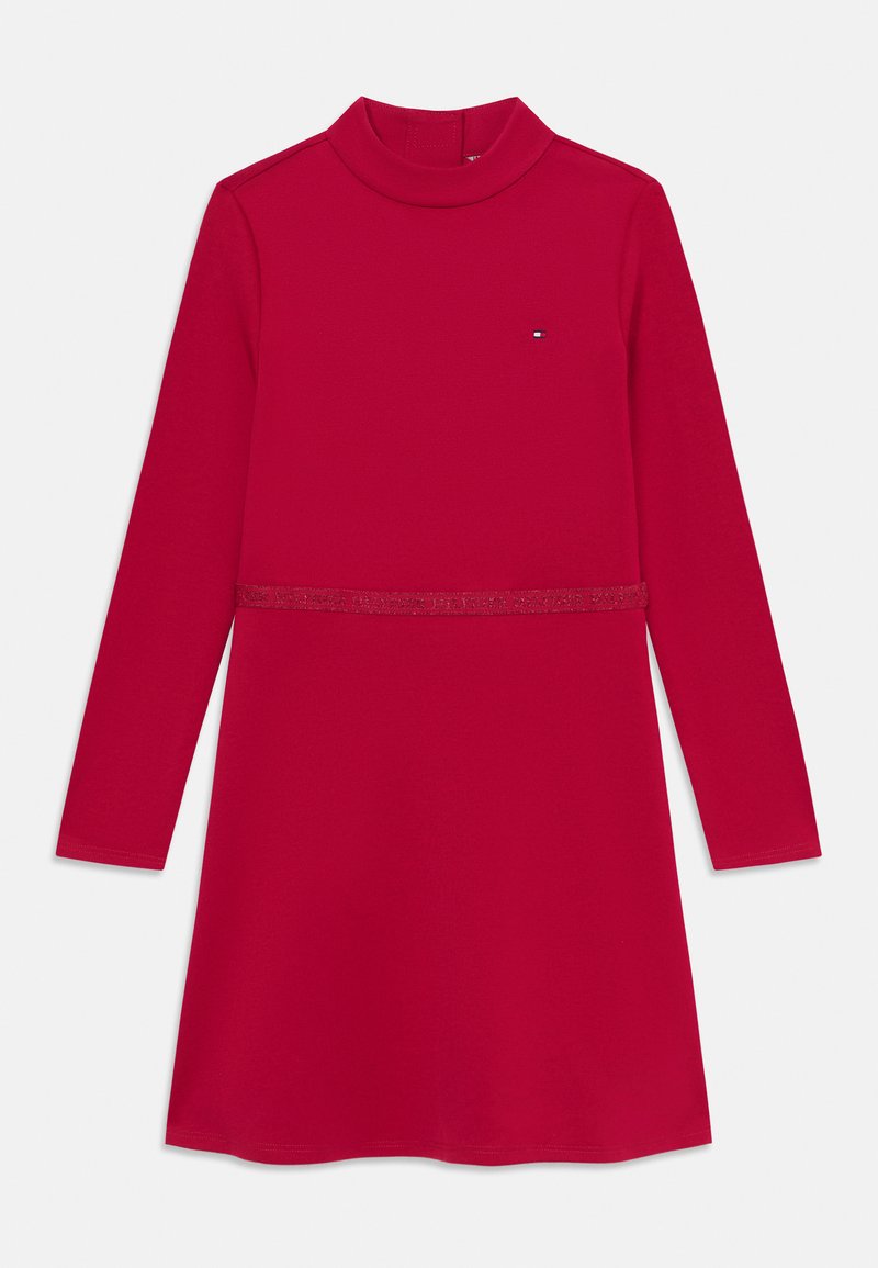 Robe longue rouge à manches longues avec un col montant, présentant une taille étroite et un petit logo. Fabriquée en tissu lisse et extensible.