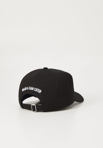 Casquette noire avec une visière incurvée, en tissu, ornée du texte brodé en blanc "DEAN & DAN CATEN" à l'arrière et d'une bride ajustable.