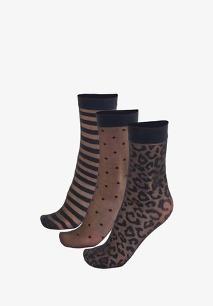 Trzy pary przezroczystych skarpetek: jedna w czarno-brązowe paski, druga w czarne grochy, a ostatnia w wzór panterki.