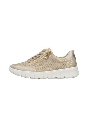 Baskets en daim beige avec tige perforée, motif de texte décoratif, fermeture à lacets à l'avant, fermeture éclair sur le côté et semelle texturée blanche.
