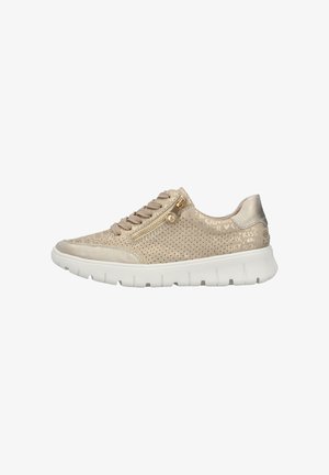 Beige Wildleder-Sneaker mit perforiertem Obermaterial, dekorativem Textmuster, Schnürung an der Vorderseite, seitlichem Reißverschluss und weißer strukturierter Sohle.