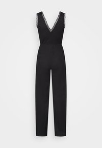 Schwarzer Jumpsuit mit tiefem V-Ausschnitt und Spitzenbesatz an den Schultern, breiten Hosenbeinen und einer glatten Stoffbeschaffenheit.