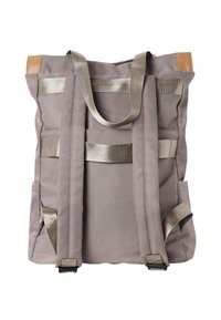 Grå tygryggsäck med dubbla axelremmar, accent i tan läder, framfickor för förvaring och glittriga detaljer i silver.