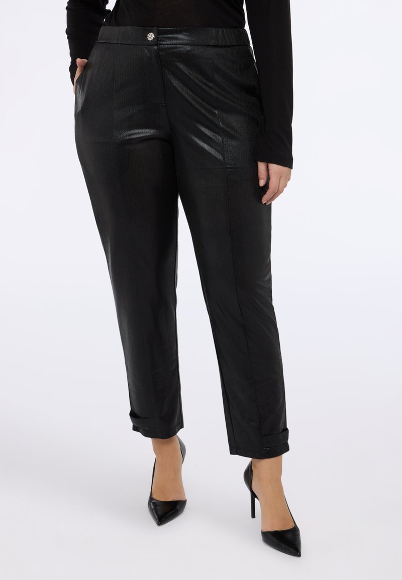 Svarta, blanka, plisserade byxor med rak passform, som har uppvikta fållar och knäppning framtill. Slät textur, minimal detaljering.