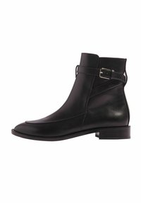 Botín de cuero negro hasta el tobillo con un acabado suave, que presenta un detalle de hebilla lateral y un tacón bajo de bloque. Diseño elegante con punta redondeada.