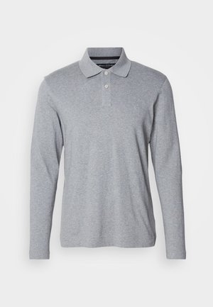 Hele pika varrukatega polo särk helesinises puuvillas, klassikalise kaelusega, kolme nupuga kinnitusega ja väikese logoga rinnal.