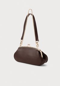 Brązowa skórzana torebka o zaokrąglonym kształcie, z zapięciem w kolorze złotym i teksturowanym paskiem. Gładka powierzchnia z usztywnioną bazą.