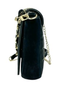 Piccola borsa a mano in suede nera con una tracolla in catena dorata, presenta una forma strutturata e una superficie elegante, con una chiusura a scatto sulla parte superiore.