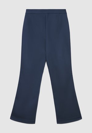 Pantalon large bleu marine en tissu lisse, avec une ceinture plate à l'avant et des plis subtils pour plus de détails.