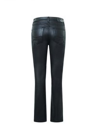 Jeans negros de pierna recta, hechos de una tela suave y elástica. Presentan bolsillos y detalles de costura en la parte trasera.