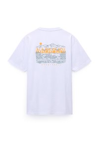 Camiseta de algodón blanco con un estampado de paisaje montañoso en azul y naranja, con el texto "NAPAPIJRI" y "geográfico" abajo.