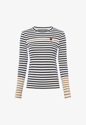 Wit shirt met lange mouwen, zwarte horizontale strepen, een beige streep over de borst en onderarmen, en een klein rood hartjespatch op de bovenste linkerkant.