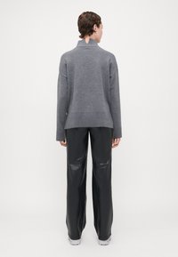 ONLY Tall ONLCOCO LIFE HIGH NECK - Strikkegenser - medium grey melange