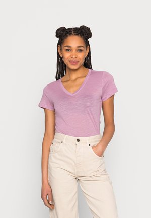 V NECK TEE - Jednoduché triko - plum