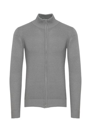 Maglione grigio lavorato a maglia con colletto alto e zip frontale completa. Presenta polsini e orlo a costine con un motivo testurizzato su tutta la superficie.