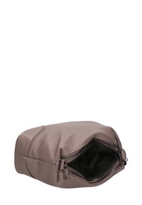 Pochette grigia in pelle morbida e testurizzata con chiusura a zip, forma rettangolare e interno in tessuto nero. Accentuata da accessori in argento.