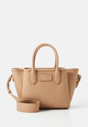Bolso de piel de color marrón, textura granulada, dos asas cortas, correa de hombro desmontable, forma rectangular, detalle de logotipo en la parte frontal.