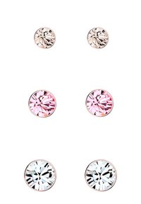 Set di tre paia di orecchini a bottone rotondi con cristalli trasparenti, rosa e azzurri in montature metalliche, esposti in un'argomentazione verticale.