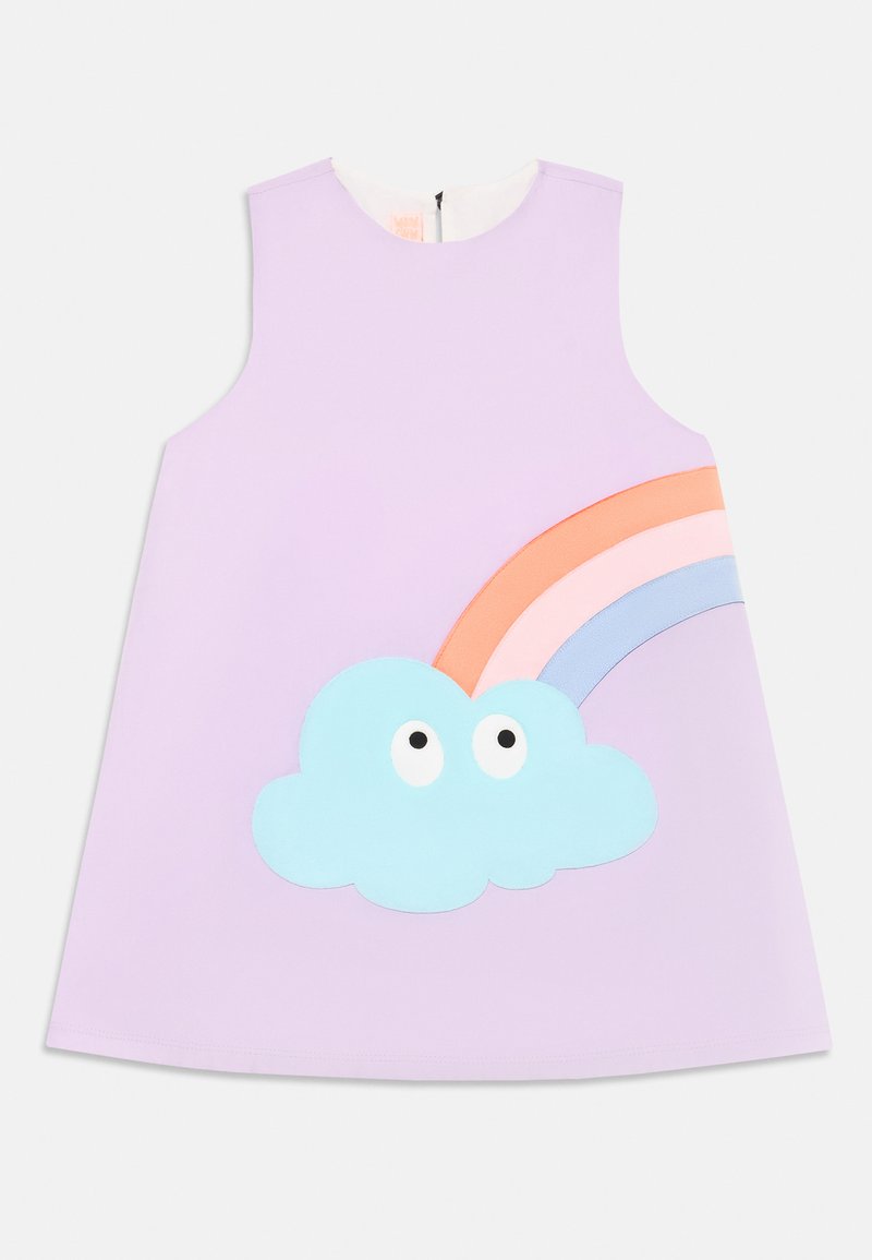 Robe sans manches violette avec un nuage bleu clair avec des yeux et un arc-en-ciel en appliqué rose, orange et bleu sur le devant.