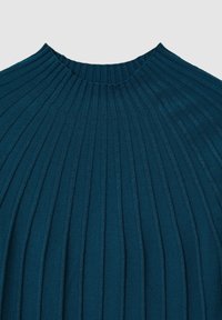 Tiefblau gerippter Pullover mit hohem Kragen, der vertikale Falten und eine weiche Textur aufweist. Der Stoff erscheint glatt mit einem dezentes Schimmer.