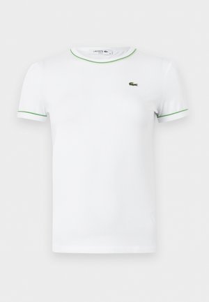 T-shirt blanc à manches courtes de Lacoste avec bordure verte sur le col et les manches, arborant un petit logo crocodile vert sur la poitrine.