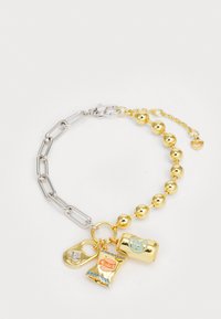 Bracciale a catena in oro e argento con perline rotonde in oro e tre charm colorati: una lattina, un sacchetto di snack e un dettaglio a forma di cuore.