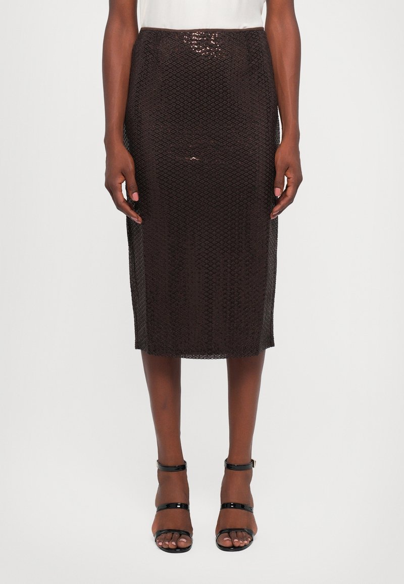 Jupe midi noire en sequins avec motif géométrique, coupe légèrement ajustée, surface texturée et fentes sur les côtés.