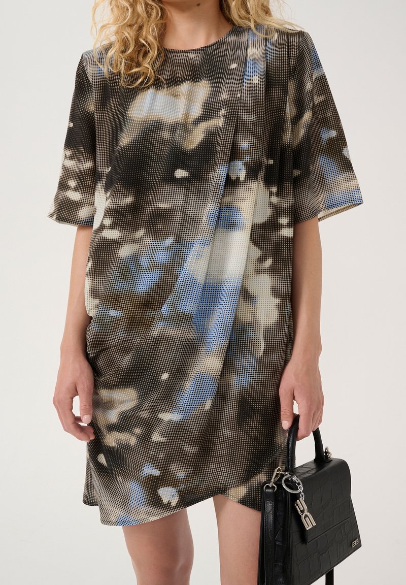 Kratký rukáv  šaty s abstraktním potiskem v černé, hnědé a modré barvě; ribbovaná textura; obsahují drapovaný detail na boku a volný střih.