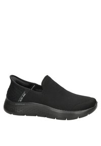 Sneaker slip-on nera realizzata in tessuto a rete con suola testurizzata e flessibile. Presenta un colletto imbottito e un branding minimale sul lato.