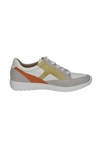 Sneaker leggera con parte superiore in sintetico bianco, dettagli in verde e arancione, pelle scamosciata grigia e suola in gomma bianca textured.