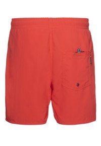 Punaiset uimashortsit, joissa on joustava vyötärönauha, takatasku ja musta-valkoinen kuviollinen yksityiskohta. Liukas, kevyt kangas, jossa on hieno kiilto.