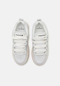 Paire de baskets blanches en cuir avec de grosses lacets blancs, embout perforé et marquage "Copenhagen" à l'intérieur et sur la languette.