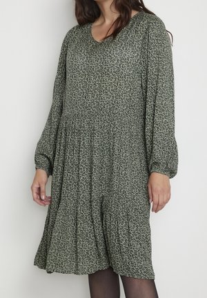 Grünes Kleid mit V-Ausschnitt und langen Puffärmeln. Es hat ein gestuftes Design mit einem schwarzen Blumenmuster auf weichem Stoff.