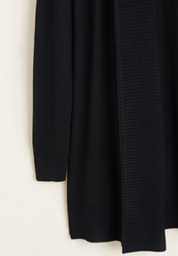 Long cardigan noir en maille avec bord côtelé sur les bords avant, les poignets et l'ourlet, présenté sur un fond clair.