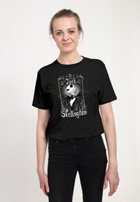 Czarny bawełniany t-shirt z grafiką Jacka Skellingtona w smokingu z czaszkowatą twarzą i ozdobną ramką. Czarnobiały wzór.