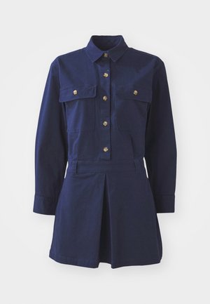 Vestido camisa azul marinho em algodão, com mangas longas, frente com botões, dois bolsos no peito e detalhe de saia plissada.